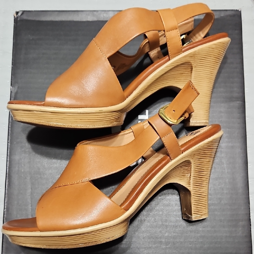 Sofft Women's Tan Leather Sandals - Picture 3 of 4